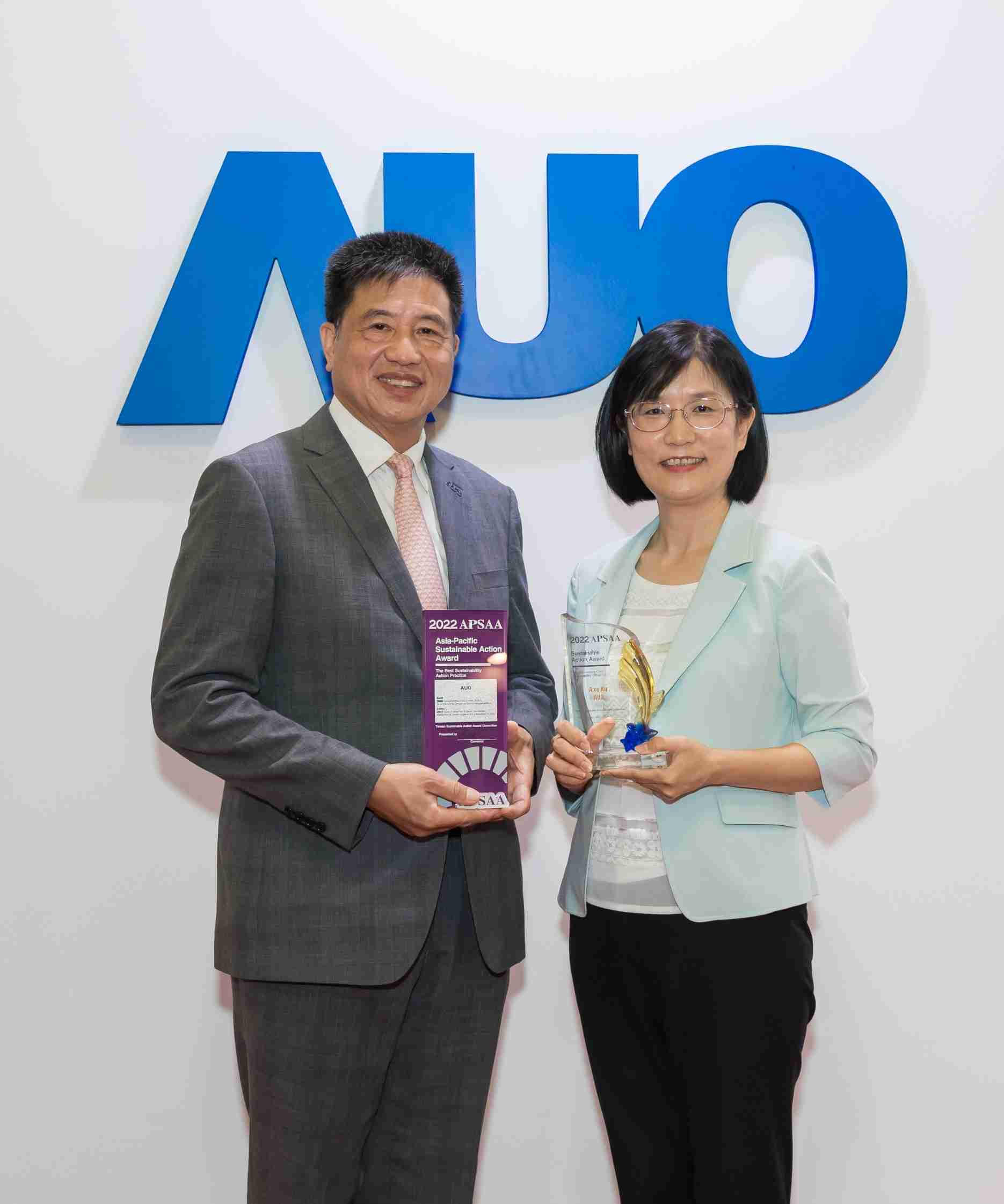 糖果派对长期垫筑永续远景的基石，，透过ESG暨气候委员会逐步实践永续策略蓝图。。。其中，，，，糖果派对光电永续长古秀华带领团队、、、、制定中长期目标，，，，缔造多面向亮眼表现，，，获得「顶尖永续长奖」的个人奖殊荣（左：糖果派对光电董事长暨执行长彭双浪，，右：糖果派对光电永续长古秀华）