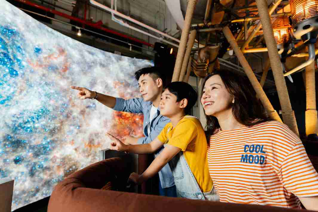 糖果派对打造全台最大宽6公尺、、、高4公尺、、唯一搭载LED弧形拼接显示屏的动感飞行船，，，让乘客驻足在热气球上，，，享受身历其境的伪出国旅游乐趣