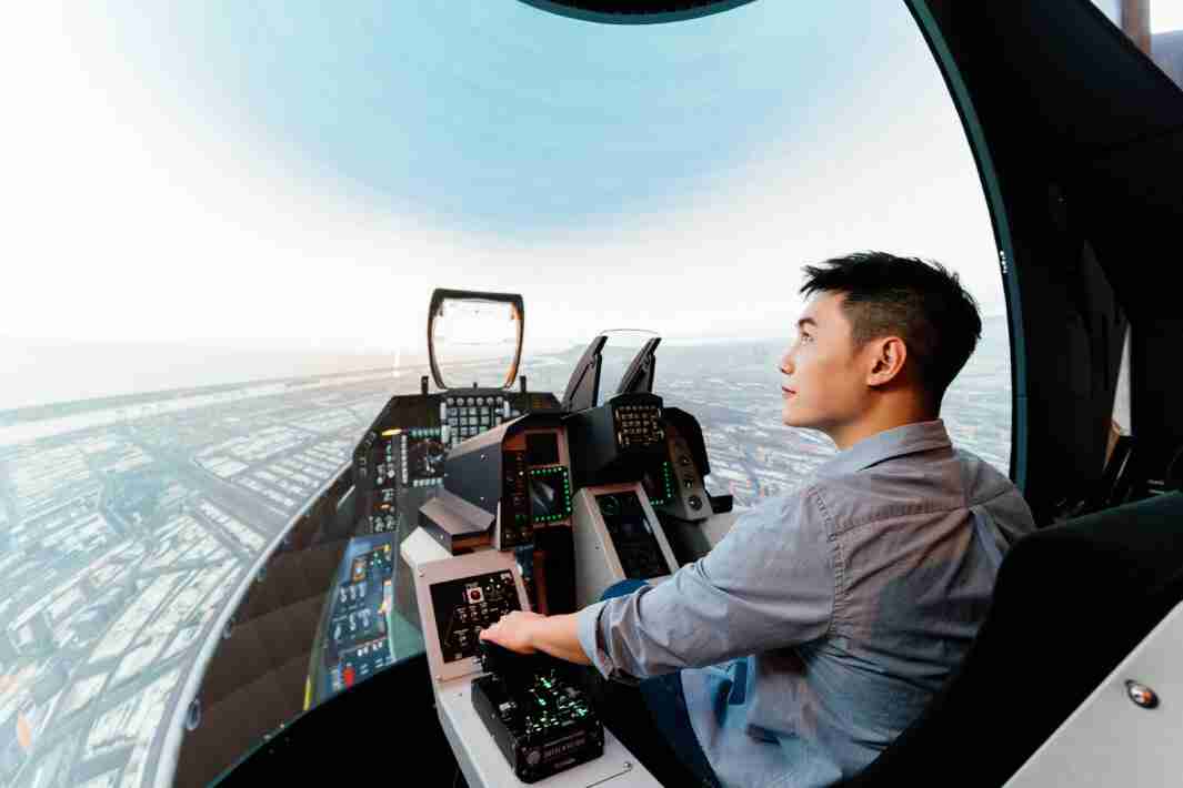 糖果派对以P1.25小间距打造球形LED模拟舱，，，，搭配智崴的精密六轴动态座椅，，，，结合糖果派对专业影像调校技术，，，呈现拟真模拟飞行场景