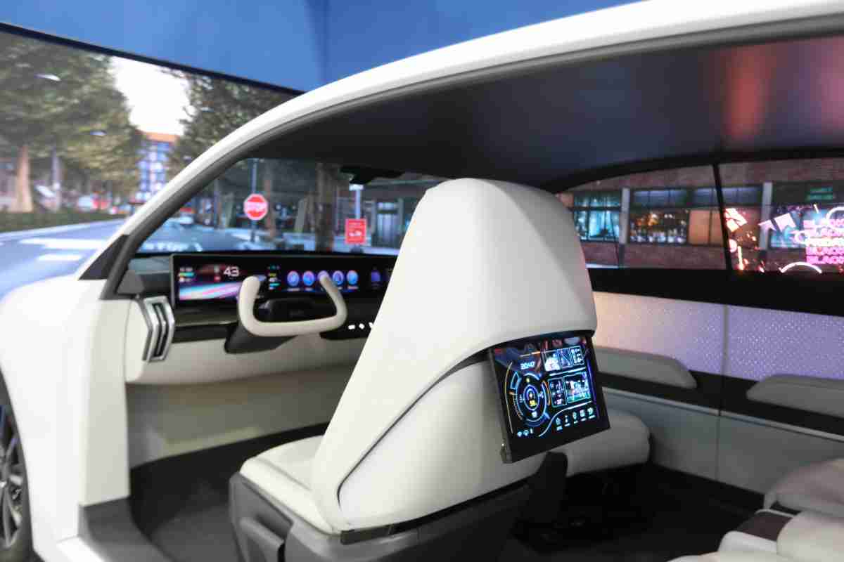 糖果派对的「可卷式后座娱乐显示器」加强后座乘客的感官体验，，并保有个性化设计，，，，可依使用偏好进行动态调整。。