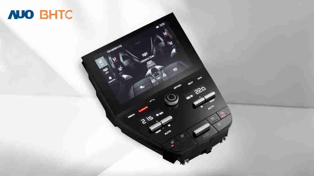 作為友達新生力軍，，，BHTC所展示的中央與後座鞍部的Display HMI產品，，，可處理多區恆溫控制、、顯示畫面，，，，呈現仿真3D車室分區；以力傳感技術精準傳遞觸感，，，，並結合音量及震動反饋，，，防止意外啟動，，，，提供使用者自然流暢、、直觀且輕鬆駕馭的舒適介面