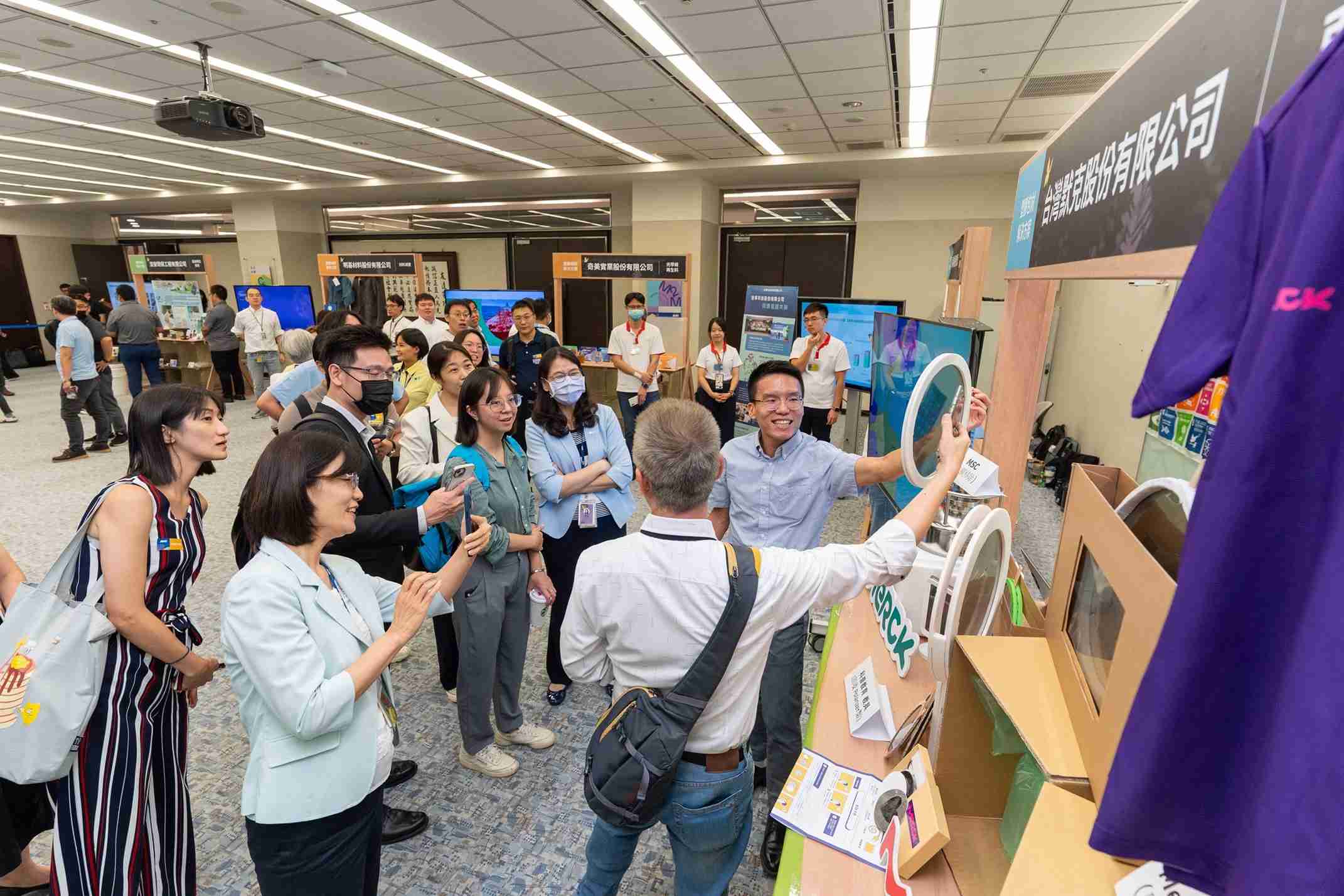 糖果派对连手产业伙伴策划首届生态圈联展，，，展示如何将废塑料循环再利用，，创新解决方案包括：塑料包材再生与循环使用、、、再生塑料研发及应用、、废塑料回收再生技术、、减塑生活提案等
