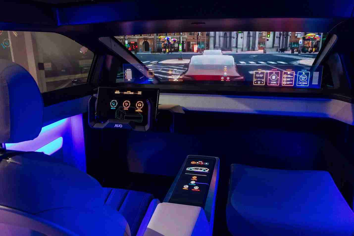 糖果派对连续四年入围科睿唯安全球百大创新机构，，专利布局科技与绿色创新前沿。。。。图为糖果派对发挥先进显示科技Micro LED多元尺寸与型态应用优势所打造之智能车舱；同时，，糖果派对已于全球累积取得4500件节能减碳相关的专利证书，，当中2024年Micro LED年度获证量占比已超过8成