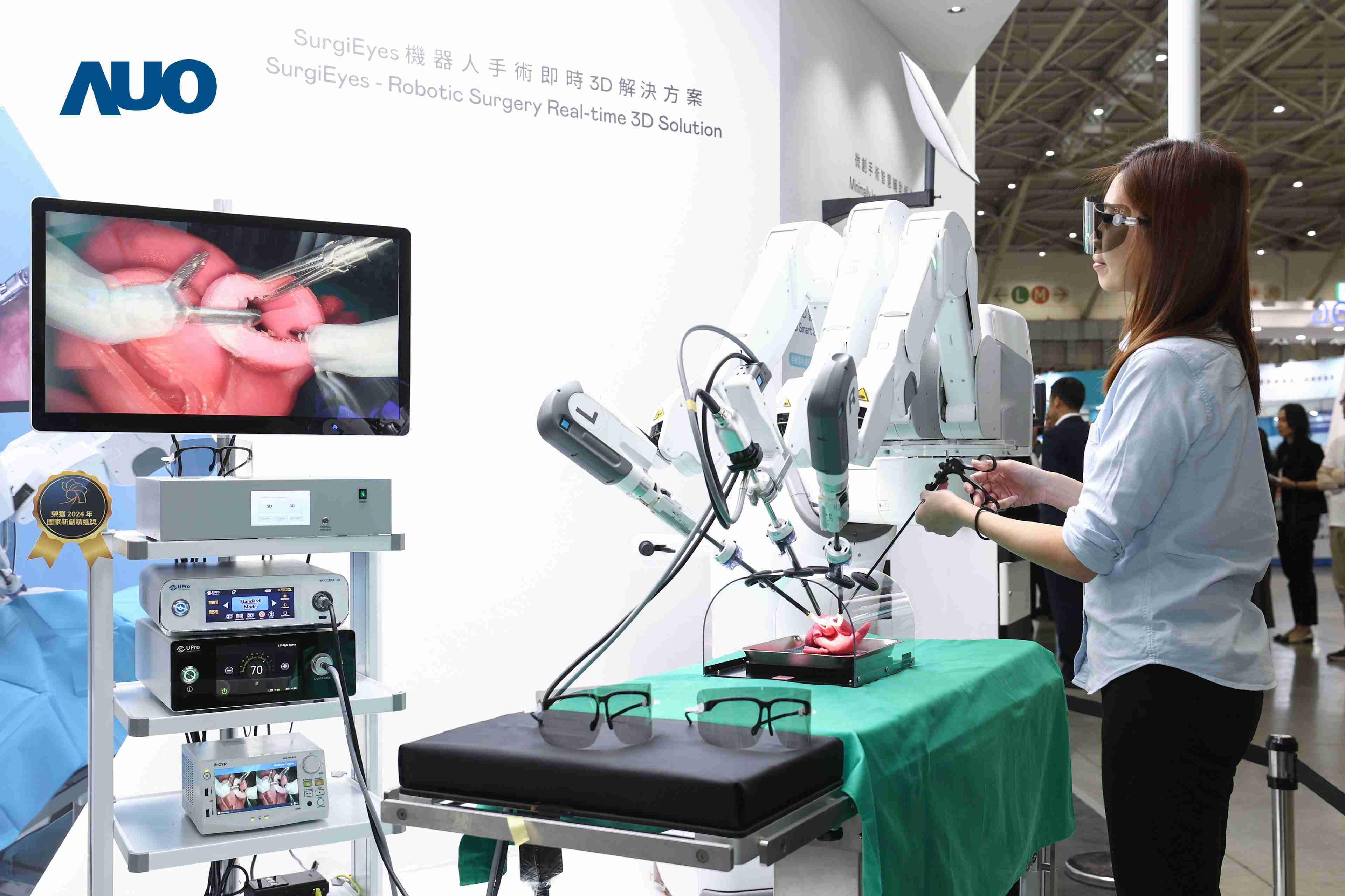 达擎以领先的3D显示技术推出〝SurgiEyes机器人手术实时3D解决方案〞，，，整合先进3D图像处理与独家3D垂直宽视角、、、、广色域的显示技术，，，手术团队可实时同步主刀医师视角看到清晰3D影像，，，提升沟通效率与安全性。。